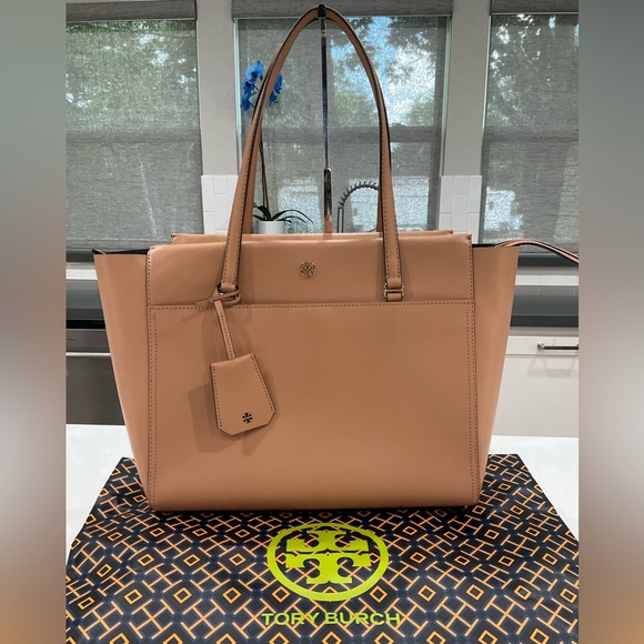 Tory Burch Handbags - Tory Burch Tote (looks brand new)